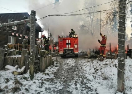 Полыхающую дачу в Апатитах тушили десять человек