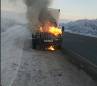 В Мурманской области на трассе на ходу вспыхнул внедорожник