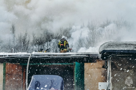 Горящие гаражи в Мурманске три часа тушили 24 огнеборца