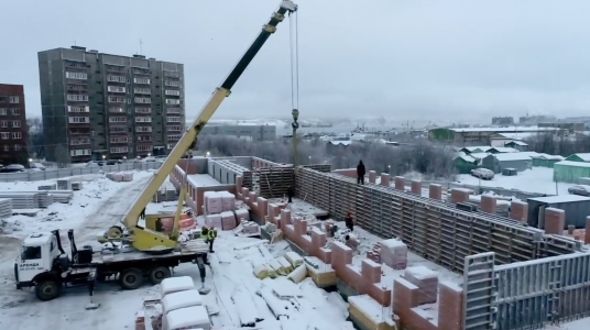 В Мурманске продолжается строительство многоквартирного дома для переселенцев