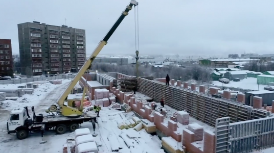 В Мурманске продолжается строительство многоквартирного дома для переселенцев