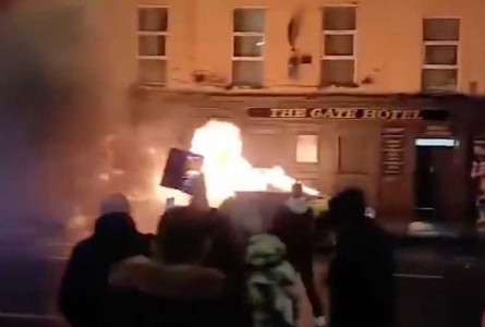 Дублин в огне: в Ирландии начались беспорядки после нападения мигранта на детей