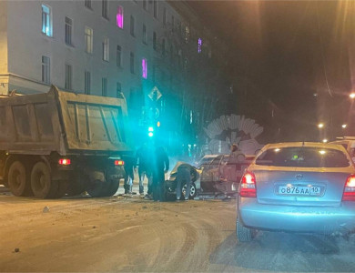 В Мурманске столкнулись легковушка и грузовик