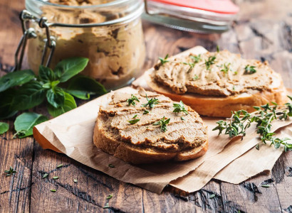 На салаты никто и не посмотрит, пока эти бутерброды на столе: вкуснейшая намазка на хлеб — 1 минута в блендере и готово