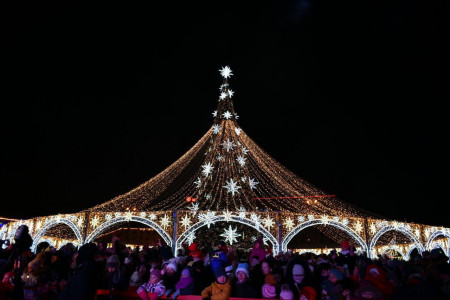Этой зимой на улицах Мурманска появились более 2.5 тысячи новогодних украшений