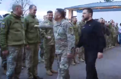 Слаживание по-американски: Генерал США Агуто кулаком в грудь учил солдата ВСУ приветствовать командира — присутствовавший при этом Зеленский «не заметил» удара