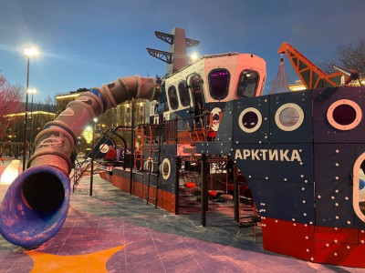 В мурманском сквере установили новую детскую площадку «Ледокол «Арктика»