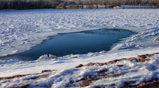 «Это смертельно опасно»: в МЧС Заполярья рассказали, как распознать «коварный» лед