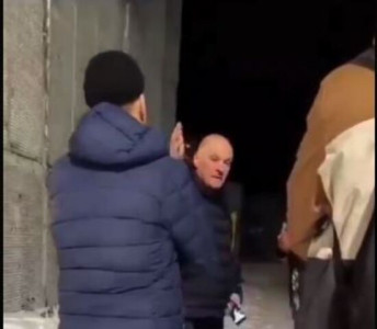 Глава поселка Видяево Мурманской области накинулся с кулаками на ветерана СВО: «Ну ударь меня, ударь»