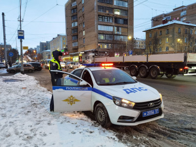 Под Мончегорском Toyota Tundra улетела в кювет