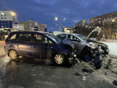 В Североморске столкнулись Renault и Jeep: пострадавшие доставлены в больницу