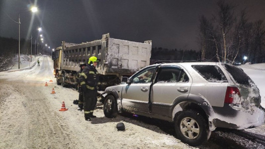 Водитель Kia Sorento погиб, врезавшись в грузовик в Мурманской области