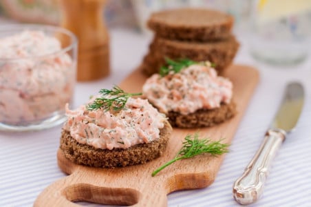 Такой вкусной намазки всегда будет мало: смешиваем консервированную горбушу с этим продуктом и подаём к столу — готовится за 5 минут