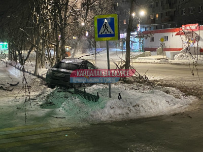 В центре Кандалакши водитель иномарки влетел в деревья