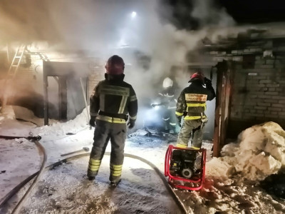 В Апатитах из-за пожара в гараже едва не сгорели соседние постройки