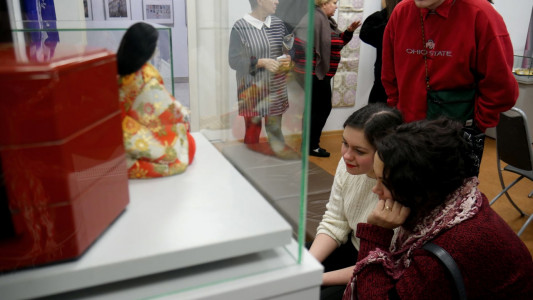 В Мурманске открылась выставка «Традиционные предметы быта Японии. Украшения и одежда»