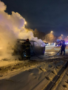 На Нижне-Ростинском шоссе в Мурманске сгорел микроавтобус