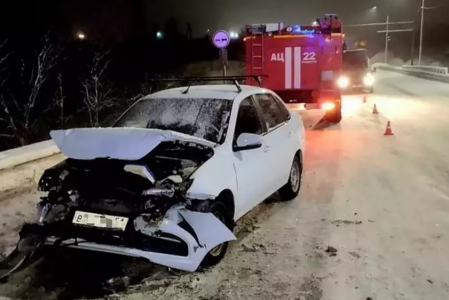 В жесткой аварии у Мурманска пострадали два человека