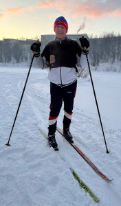 Накануне 90-летнего юбилея спортсмен из Мурманска остался без лыж — северяне бросили клич о помощи