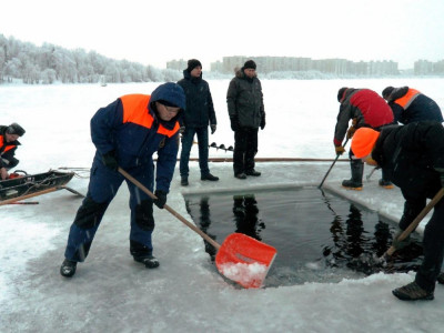 Пока лед подходящий: из-за чего могут отменить крещенские купания в Мурманске