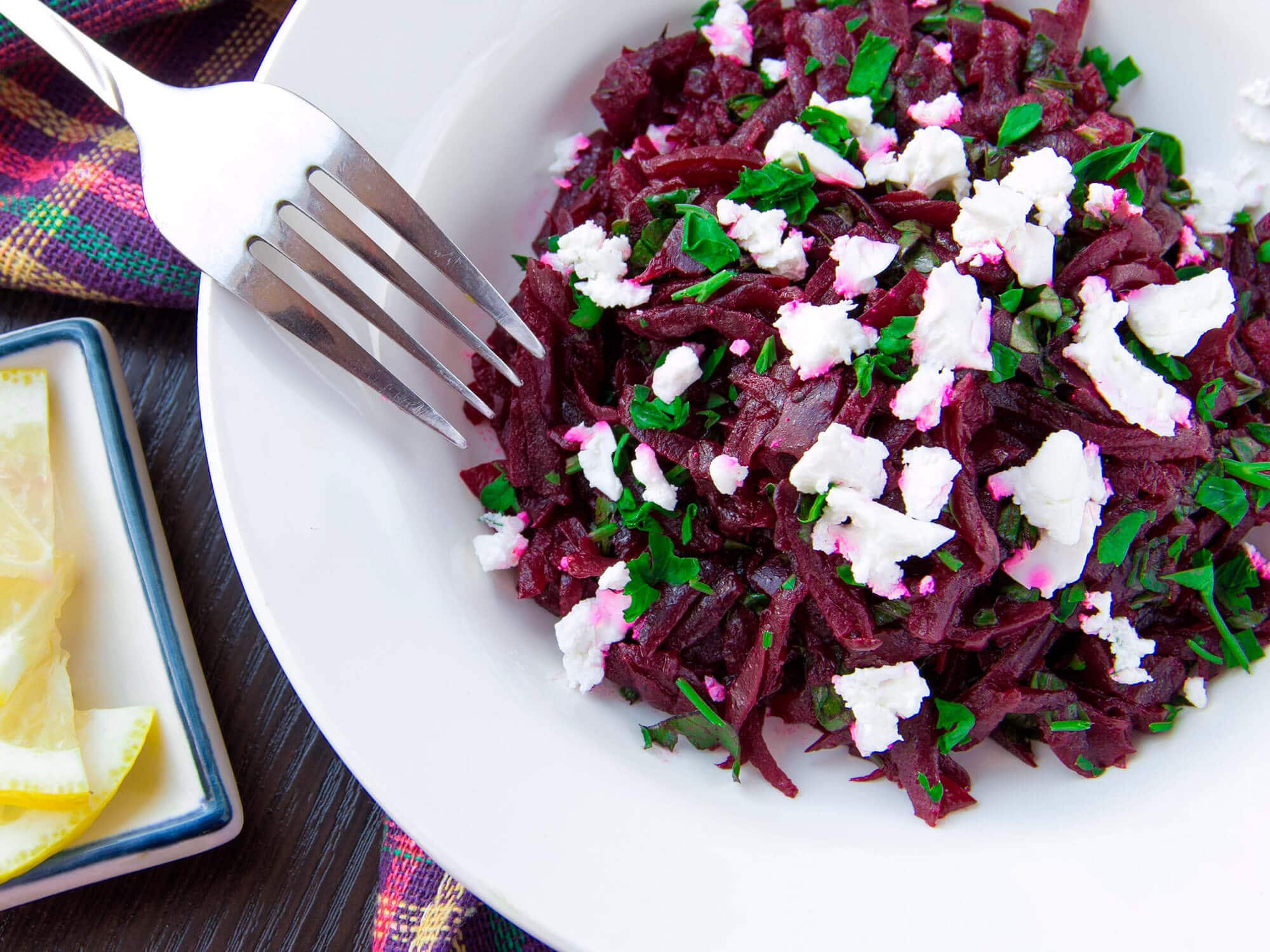 Не только вкусно, но и полезно: натираем свёклу и смешиваем с этими  ингредиентами — восхищение салатом обеспечено - новости Хибины.ru / Новости  за январь 2024