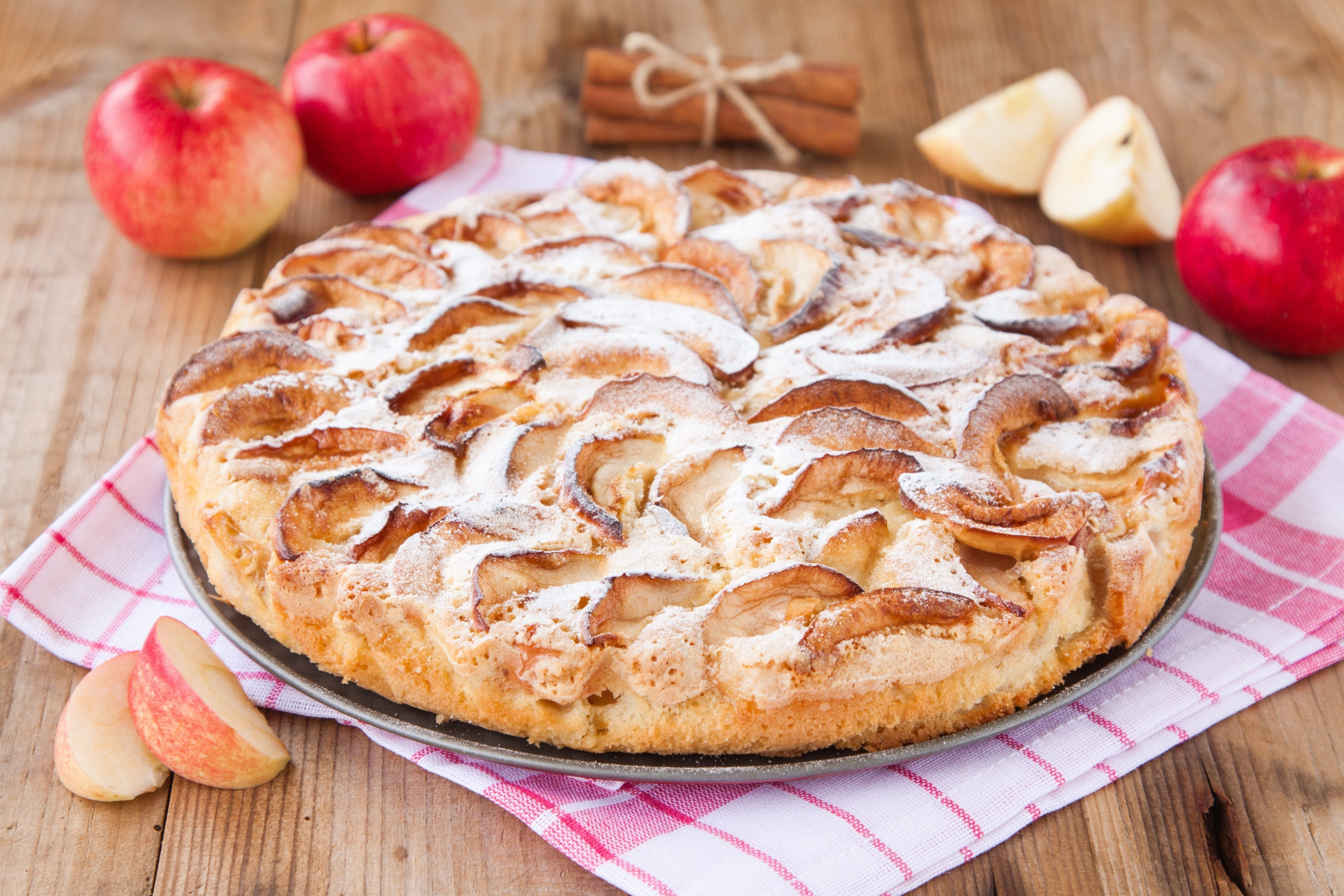 Сочная шарлотка с яблоками на кефире: всегда получается вкусной, лучше обычного пирога!