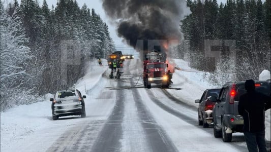 На трассе под Оленегорском почти полностью выгорела снегоуборочная машина