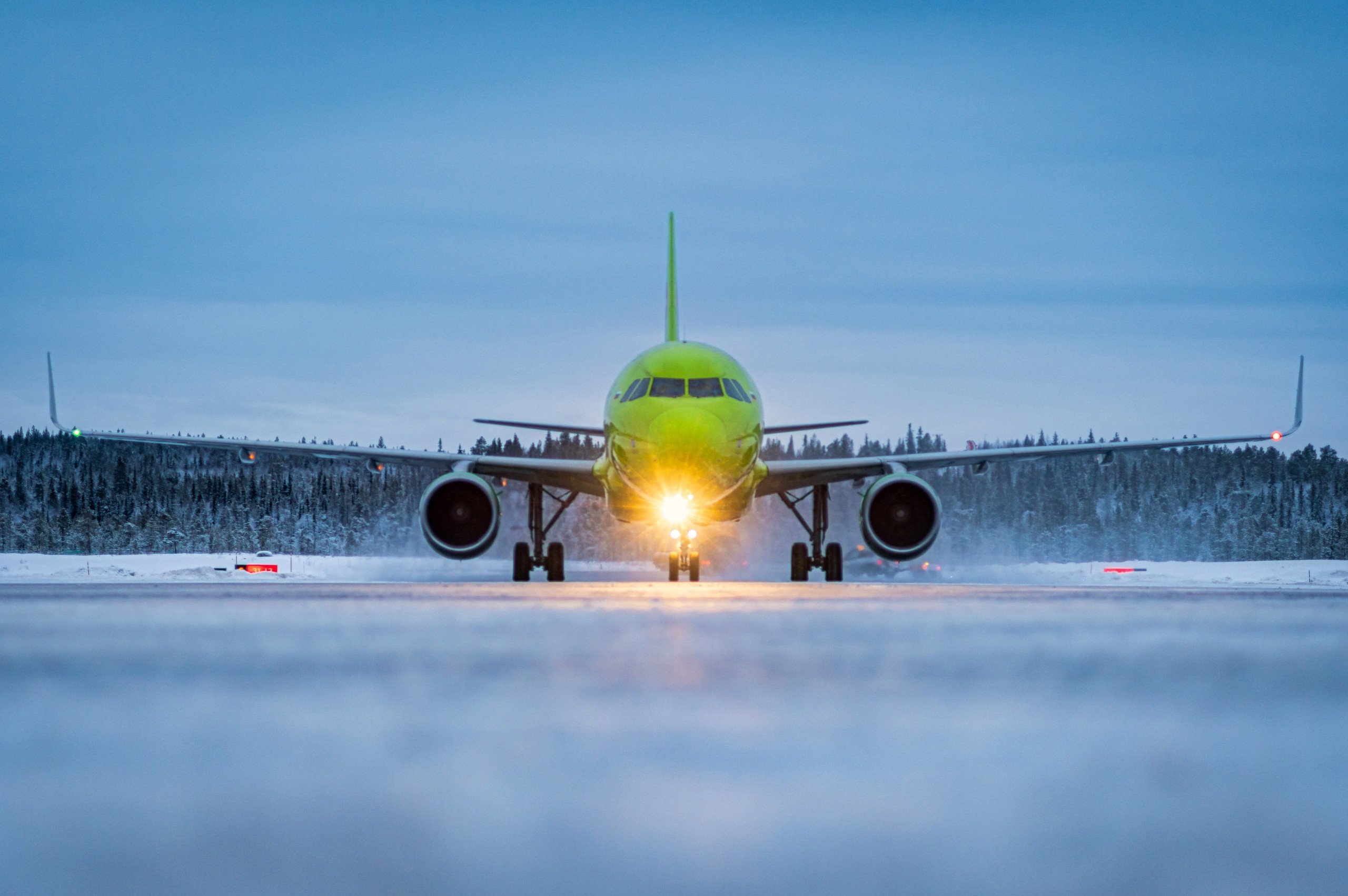 Самолет, летевший из Петербурга в Мурманск, не смог приземлиться из-за  метели - новости Хибины.ru / Новости за январь 2024