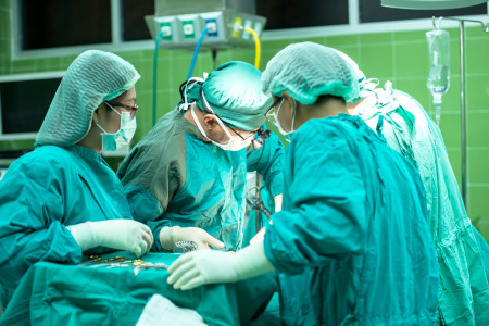 «Ужасная безалаберность»: в Великобритании анестезиолог уснул со спущенными штанами прямо во время операции — его даже не уволили
