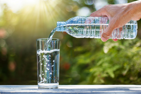 Пьем, едим и худеем: названо точное количество стаканов воды в день для похудения — совет диетолога