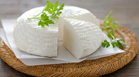 Круче покупного: за полчаса готовим из четырех ингредиентов нежный домашний сыр