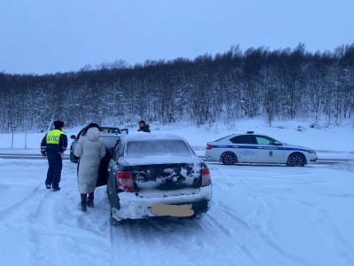 Госавтоинспекторы помогли северянам вытащить авто из снежных сугробов