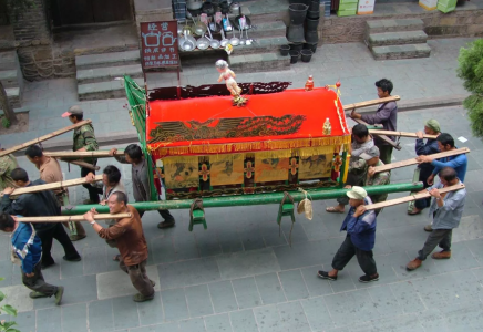 «А обед по распорядку»: в Китае умершая женщина выбралась из гроба и пошла готовить еду