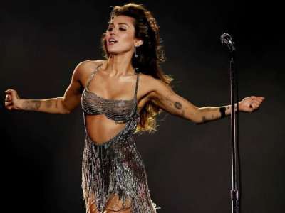 «Не могла промолчать»: американская певица Майли Сайрус пришла на церемонию «Грэмми» и честно призналась, что забыла надеть трусы