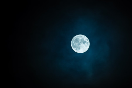 «Такое бывает очень редко»: ученые назвали, когда россияне смогут увидеть «голубую Луну» — что это и чем опасно