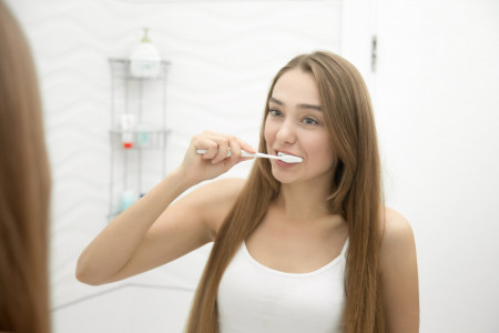 Вместо свежего дыхания — гипертония и диабет: Стоматолог предупредила об опасном способе чистки зубов