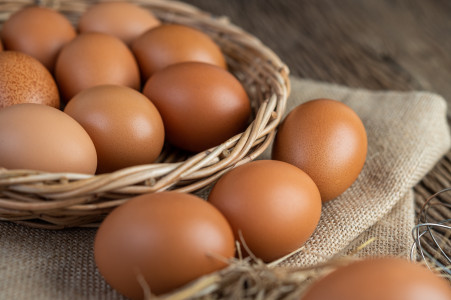 Хозяйкам на заметку: диетологи рассказали, от чего зависит цвет желтка у яиц