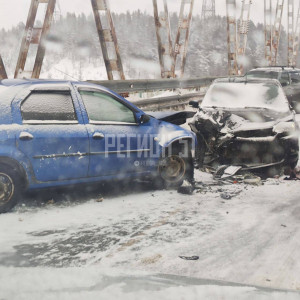 Из-за аварии на мосту по дороге в Апатиты образовалась пробка