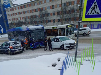 Соцсети: в Мурманске столкнулись троллейбус и легковушка