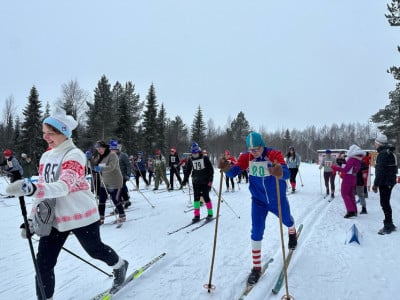 Всю дистанцию на старых лыжах: в Мурмашах прошел ретро-забег «Назад в СССР»