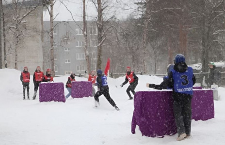 В Заполярье провели соревнования по игре в снежки среди подростков