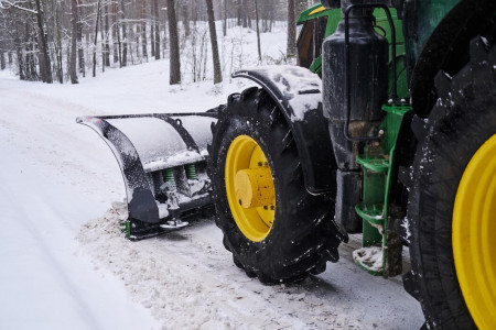 Мурманские коммунальщики круглосуточно боролись со снегом в минувшие выходные