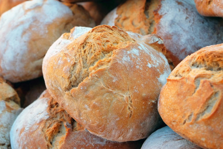 Роспотребнадзор изъял 16 кг низкокачественного хлеба из магазинов Заполярья