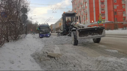 За сутки на улицы Мурманска высыпали почти 100 тонн соли