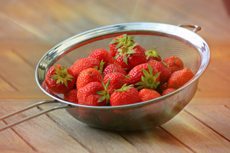 По 2 стакана под каждый куст: сделайте такую подкормку для клубники — ягоды на глазах увеличатся в размерах