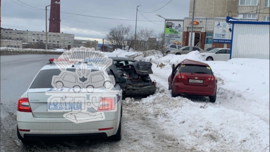 На улице Баумана в Мурманске иномарка въехала в припаркованные автомобили