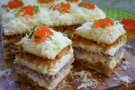 Закусочный торт «Мимоза»: готовится за полчаса, съедается еще быстрее — гости будут облизывать тарелки