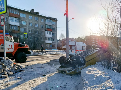 Мурманский водитель влетел в столб с такой силой, что его BMW перевернуло