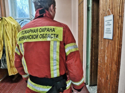 Пожарных отбросило взрывной волной: во время тушения в Коле взорвалась машина