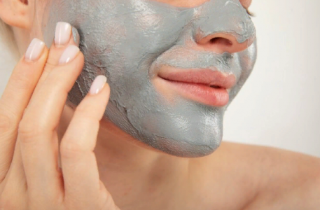 «Вместо дорогостоящих косметических процедур»: как приготовить дешёвую омолаживающую маску для лица дома за 2 минуты — потрясающий эффект увидите сразу